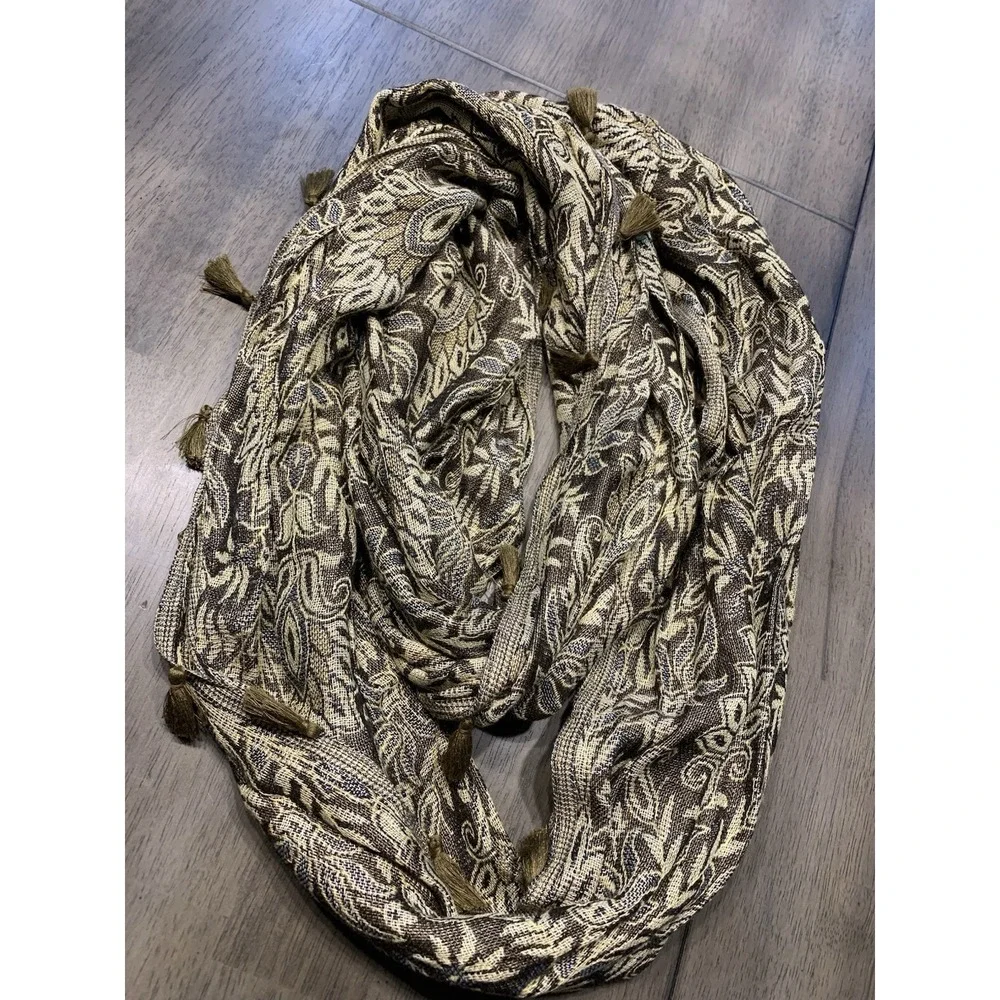 D &Y Scarf Womens Paisley Soft Vintage Old  Elegant. 99% VISCOSE SIZE:‎ 20